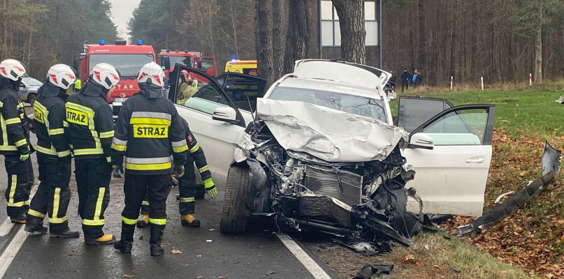  Pechowe skrzyżowanie drogi krajowej 63 z drogą wojewódzką 648 w pobliżu Korzenistego. Na zdjęciu strażacy interweniują w wyniku wypadku dwóch aut osobowych w listopadzie 2021 roku (fot. Osp Mały Płock)