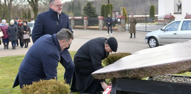 Po uroczystościach burmistrz Kolna podziękował ks. Dziekanowi, zgromadzonym przed pomnikiem Sybiraków i Deportowanych za wzięcie udziału w obchodach (fot. S. Nicewicz) 