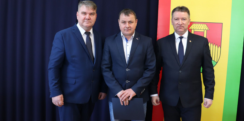 Na zdjęciu Przewodniczący Rady Gminy Kolno Anastazy Jan Kalinowski, sołtys wsi Kossaki Edward Murawski oraz wójt Józef Wiśniewski (fot. UG Kolno)