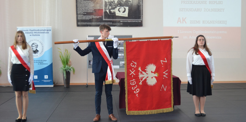 Profesor  Marek Ney-Krwawicz w książce  „Sztandary i proporce Armii Krajowej”: Trudne warunki konspiracji na Białostocczyźnie odcisnęły swoje piętno także na sztandarach Armii Krajowej. Dotychczasowe ustalenia pozwalają na potwierdzenie istnienia tylko jednego tego typu symbolu w Białostockim Okręgu Armii Krajowej. Wiąże się on z Rejonem Kolno, wchodzącym w skład Obwodu Łomżyńskiego. Sztandar ten powstał w Kolnie. W pracach nad nim brała czynny udział Maria Milewska ps. „Szarotka”