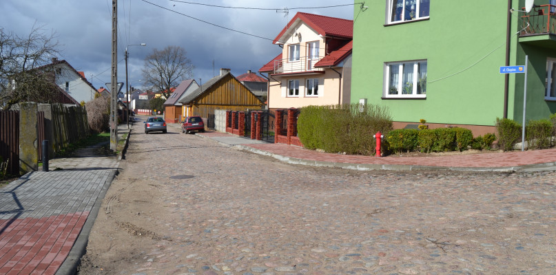 Już obecnie widać, że chodniczki nie za bardzo pasują do zabytkowego bruku. Ktoś wyraźnie nie dostrzega, w którym kierunku powinna zmierzać modernizacja tego charakterystycznego dla Kolna miejsca. Inna sprawa, że korelują z nową zabudową, więc teraz trzeba w jakiś sposób to mądrze rozwiązać