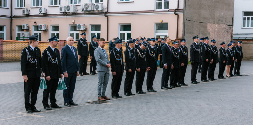 Promesy wręczyli: wojewoda podlaski Bohdan Paszkowski, prezes Zarządu WFOŚIGW w Białymstoku Maciej Borzyszkowski oraz Podlaski Komendant Wojewódzki PSP st, bryg. Sebastian Zdanowicz (Fot. Archiwum PUW Białystok)