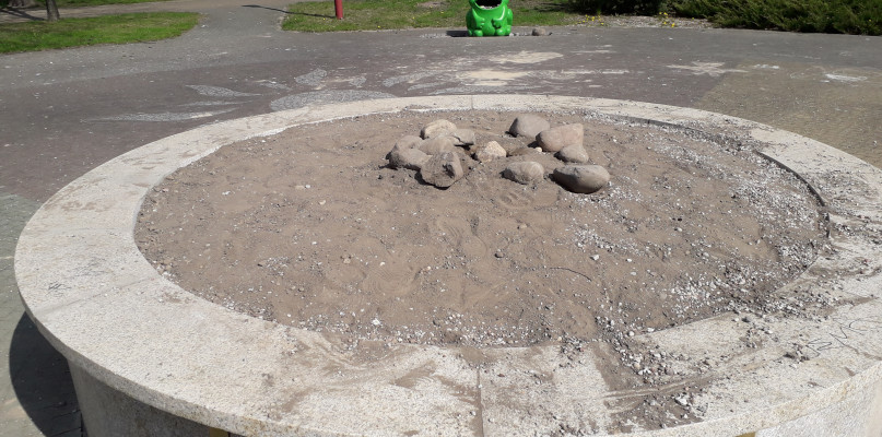 Z fontanną na placu zabaw właściwie od początku był kłopot. Pomijając fakt, że niezbyt się udała w sensie estetycznym, to bardzo często dochodziło do przestojów w jej funkcjonowaniu 