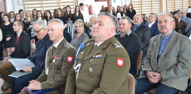 Ten sztandar należy bardzo doceniać i powinien on brać udział w każdych uroczystościach – stwierdził płk Gałązka i zaapelował do obecnej młodzieży, aby pamiętała o bohaterstwie żołnierzy walczących z okupantami