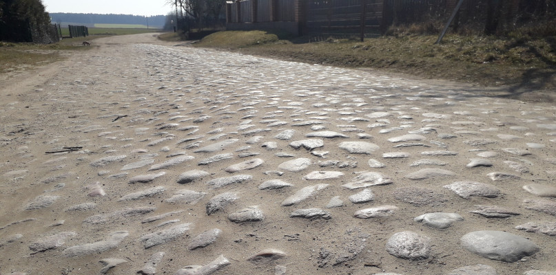 Stary wybrukowany odcinek to tylko część przewidzianej do przebudowy drogi. Całość to ponad 1,2 km. Czy nie można tego kawałka jednak zostawić?