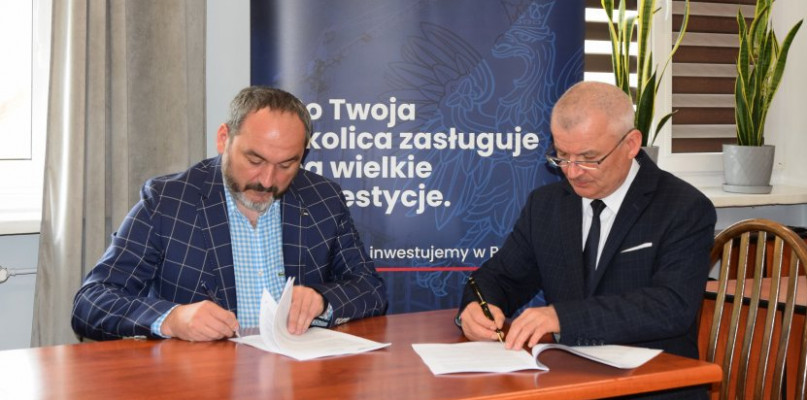 Przy podpisaniu umowy obecni byli: przedstawiciel Banku Gospodarstwa Krajowego Jacek Chanko, Przewodniczący Rady Gminy Grabowo Janusz Wiśniewski, radna Mariola Lemańska, radny Edward Chrzanowski oraz podinspektor Rafał Załecki z UG Grabowo (fot. archiwum UG Grabowo)