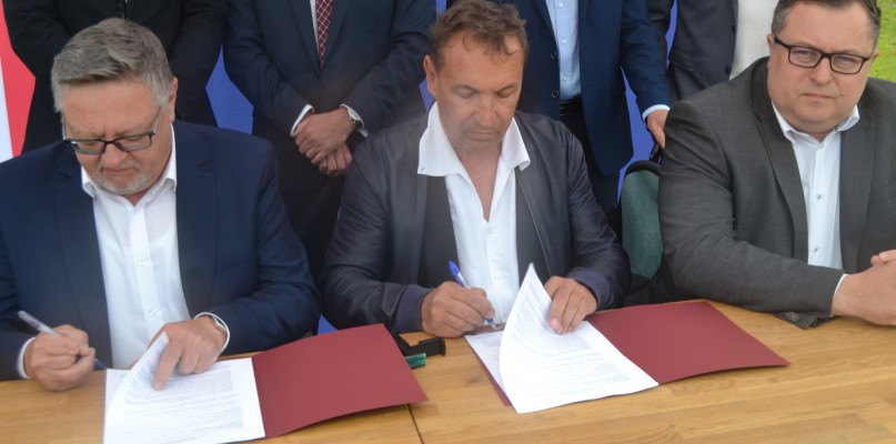 Przebudowa stadionu miejskiego wraz z infrastruktura techniczna będzie kosztowała dokładnie 19 990 599 zł. Andrzej Duda zaznacza, że jest to dwuletnie przedsięwzięcie i być może uda mu się jeszcze jakieś pieniądze pozyskać z zewnątrz 