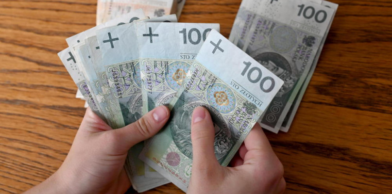 Rząd: od stycznia 2023 r. najniższa pensja wyniesie 3383 zł brutto, a od lipca - 3450 zł