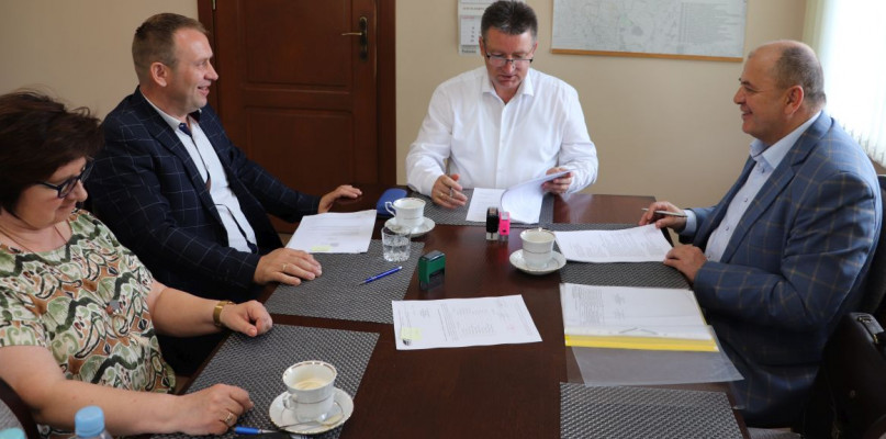 Prezes PBK Wojciech Olechwierowicz gościł już w gabinecie Wójta Gminy Kolno. W spotkaniu uczestniczyła również Pani Halina Boryszewska Skarbnik Gminy Kolno i Robert Nadara Kierownik Referatu Inwestycji i Rozwoju w Urzędzie Gminy Kolno (UG Kolno)