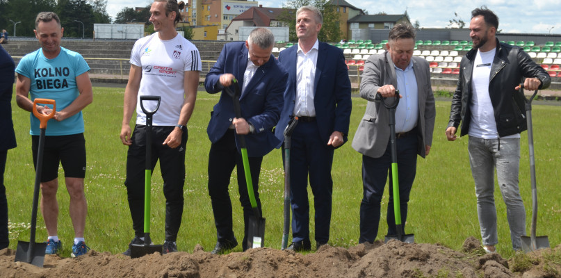 Symboliczne wbicie łopaty na stadionie w Kolnie. W wydarzeniu uczestniczył mistrz olimpijski Karol Zalewski (drugi z lewej na zdjęciu)