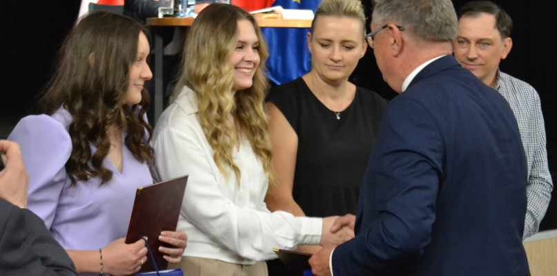 Amelia Szymańska i Julia Rydelek otrzymały Listy gratulacyjne oraz złotą biżuterię 