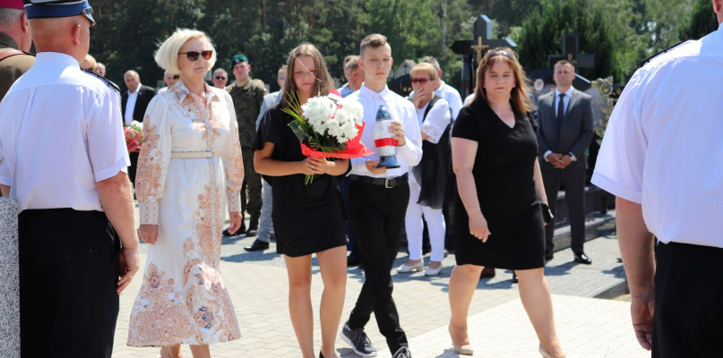 Wiązanki złożyły liczne delegacje w tym m.in. :  płk Piotr Fajkowski dowódca 15 Giżyckiej Brygady Zmechanizowanej; przedstawiciele 1 Podlaskiej Brygady Wojsk Obrony Terytorialnej w Białymstoku i Wojskowego Centrum Rekrutacji w Łomży; przedstawiciele Nadleśnictwa Nowogród i Klubu Więzionych Internowanych i Represjonowanych z Kolna; Stowarzyszenie Kawaleryjskie im. Podlaskiej Brygady Kawalerii w Kolnie i Towarzystwo Przyjaciół Gminy Grabowo w Barwach 10 pułku Ułanów Litewskich (fot. UG Kolno) 