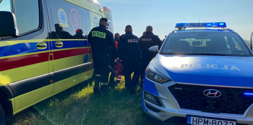 Przed 9 zaginiony został odnaleziony przez mężczyznę, który wykorzystując prywatnego drona prowadził poszukiwania z powietrza (Fot. KPP Kolno)