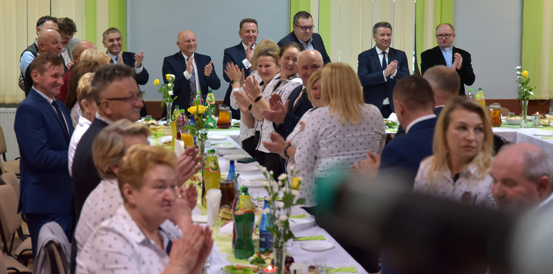 Jak na jubileuszowe spotkanie przystało nie zabrakło wielu gratulacji, podziękowań i życzeń składanych również m.in. przez Adama Wojciecha Sekścińskiego Radnego Sejmiku Województwa Podlaskiego. Był też tort i koncert zespołu Zabielanki (Fot. Archiwum powiatu kolneńskiego)