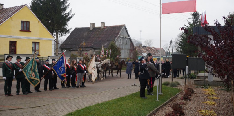W ceremonii uczestniczyli: poseł Kazimierz Gwiazdowski, Anna Biała - Zastępca Dyrektora w Kancelarii Prezesa Rady Ministrów, Agnieszka Rutkowska – Burmistrz Stawisk, Józef Bogdan Wiśniewski – Wójt Gminy Kolno, mł. asp. Paweł Sadowski – Kierownik Posterunku w Stawiskach, bryg. Tomasz Sielawa Zastępca Komendanta Powiatowego PSP w Kolnie, a także przedstawiciele instytucji samorządowych oraz poczty sztandarowe (fot. UG Grabowo) 
