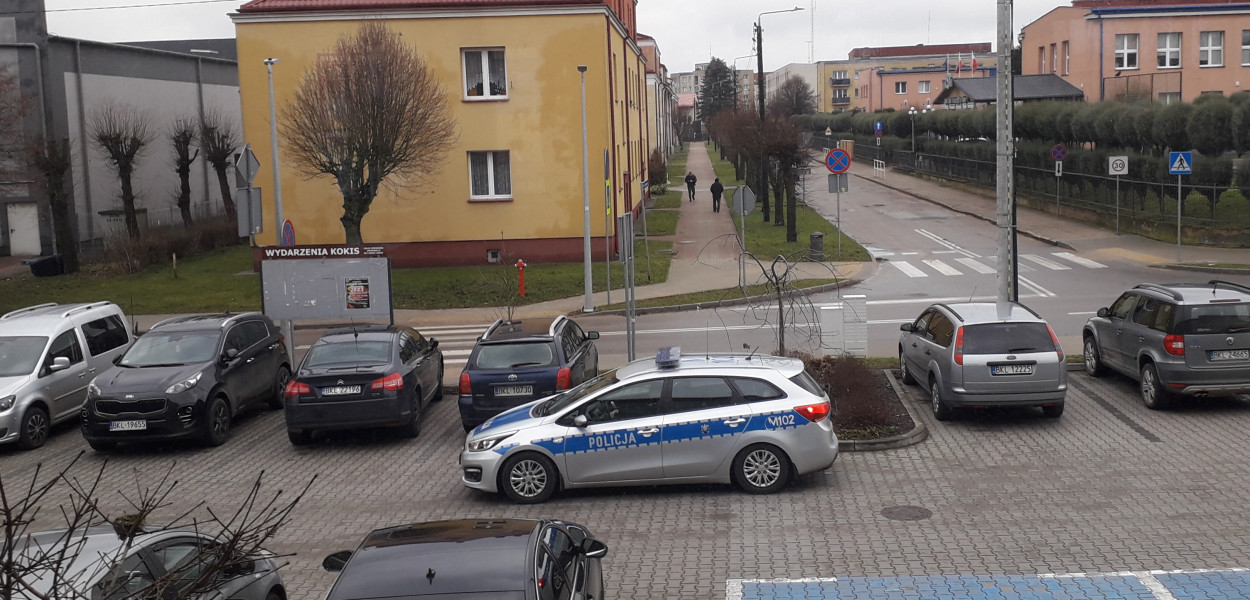 Na zdjęciu auto policyjne, z którego mundurowi obserwują ulicę Kubraka. Działania są intensyfikowane zwlaszcza w trakcie pauz lekcyjnych