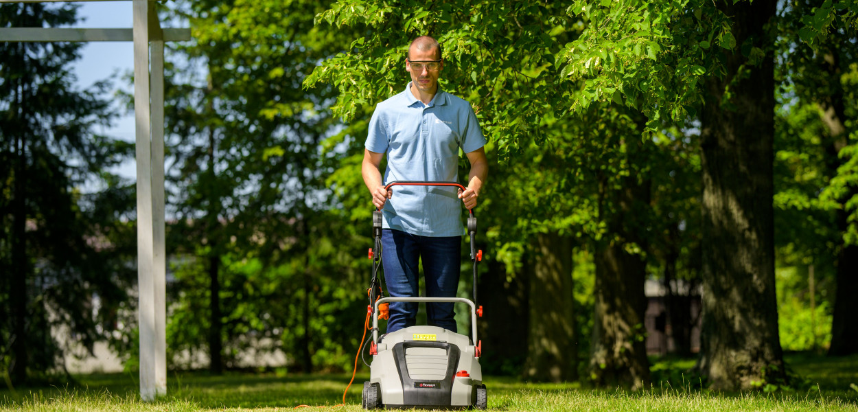 Wertykulacja trawnika: jak, kiedy i czym wertykulować?