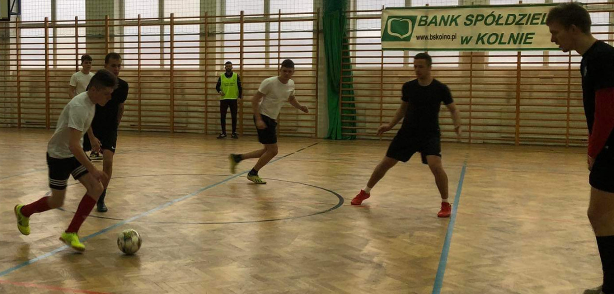 Sponsorzy: GMINA TUROŚL , BANK SPÓŁDZIELCZY W KOLNIE, IN- KOL, PHU ADBUD ,MULTI – UBEZPIECZENIA -Bogdan Stachelek (Fot. Archiwum szkoły w Turośli)