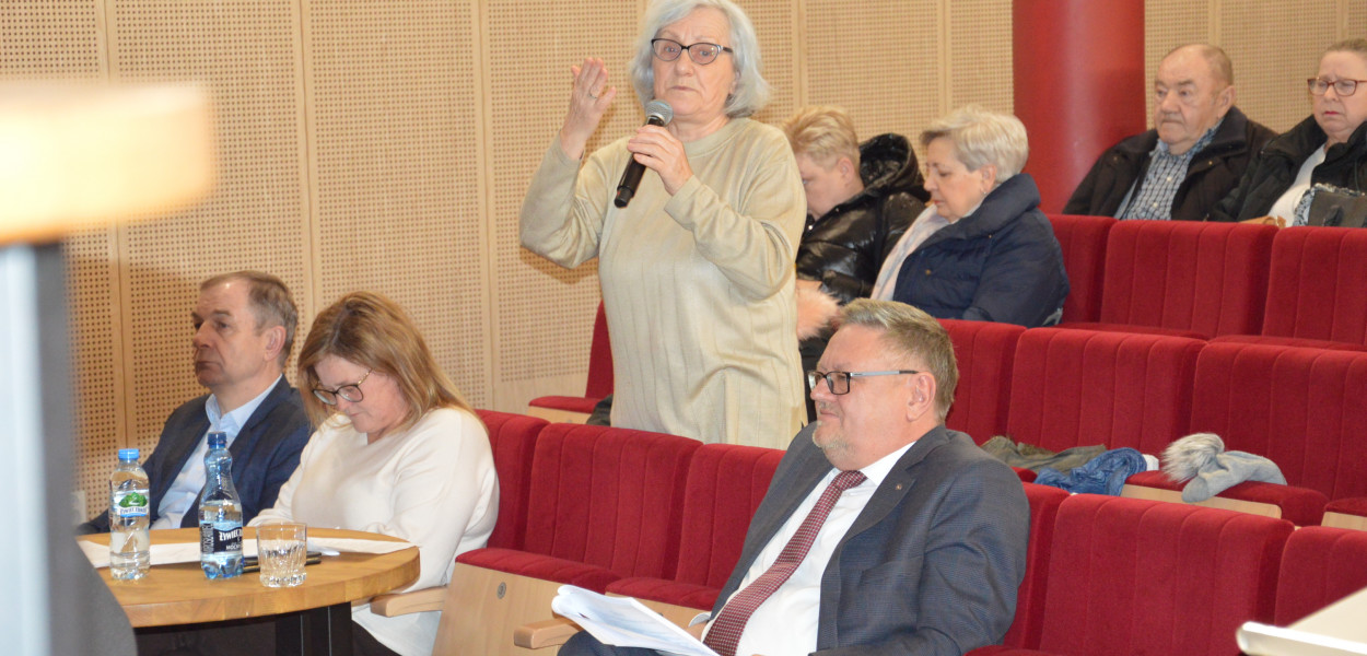 To o czym mówi się nieoficjalnie, w zaciszu domowym lub na zwykłych przyblokowych ławkach, przeniosło się tym razem na salę obrad. Lokatorzy Spółdzielni uważają, że ich problemów nie zrozumie człowiek, który nie mieszka w bloku