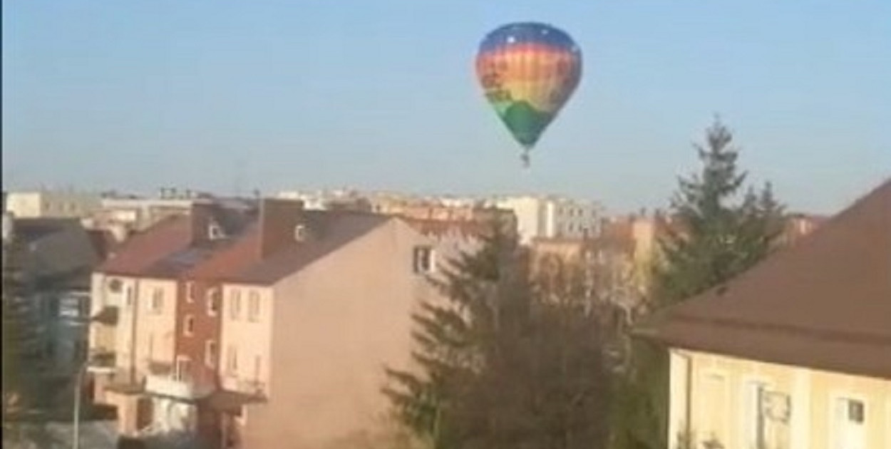 Balon nad Kolnem o poranku. Wieszczy zagładę?