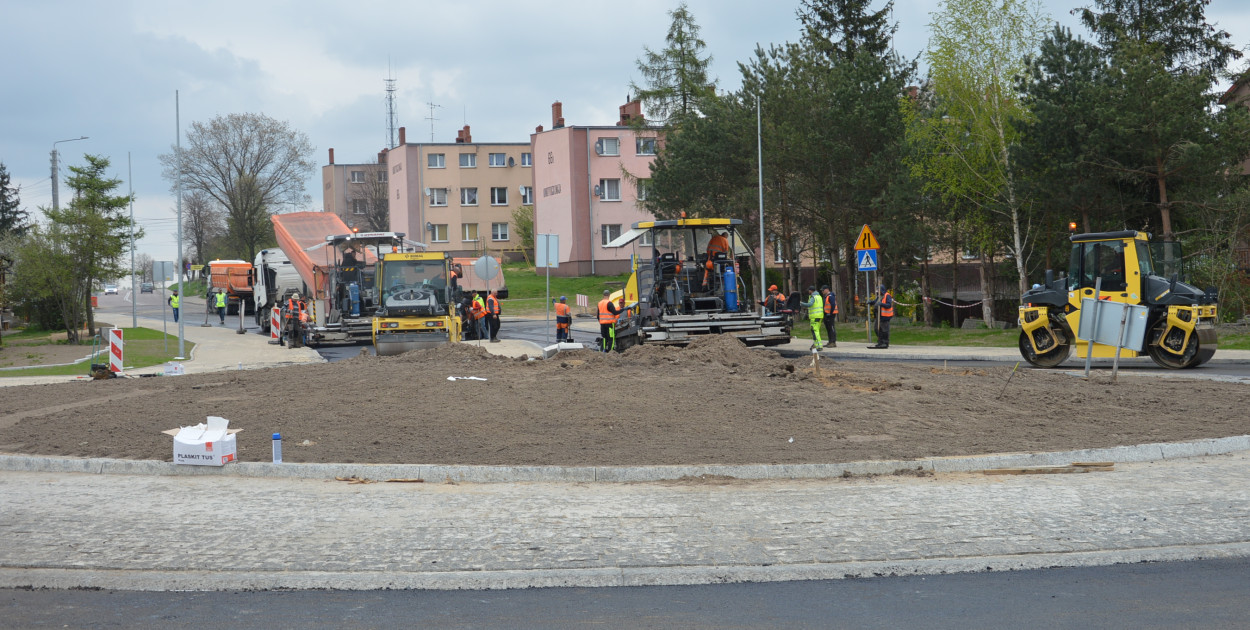Chaotycznie wybudowane sieci nadziemnej i podziemnej infrastruktury technicznej wymagają przebudów - czytamy w opisie projektowanej inwestycji. - W szczególności przebudowany musi być system kanalizacji deszczowej, niedostosowany do realiów problematyki odwodnieniowej tego skrzyżowania.  Dużym problemem terenu inwestycji są wody opadowe napływające na skrzyżowanie czterema wlotami