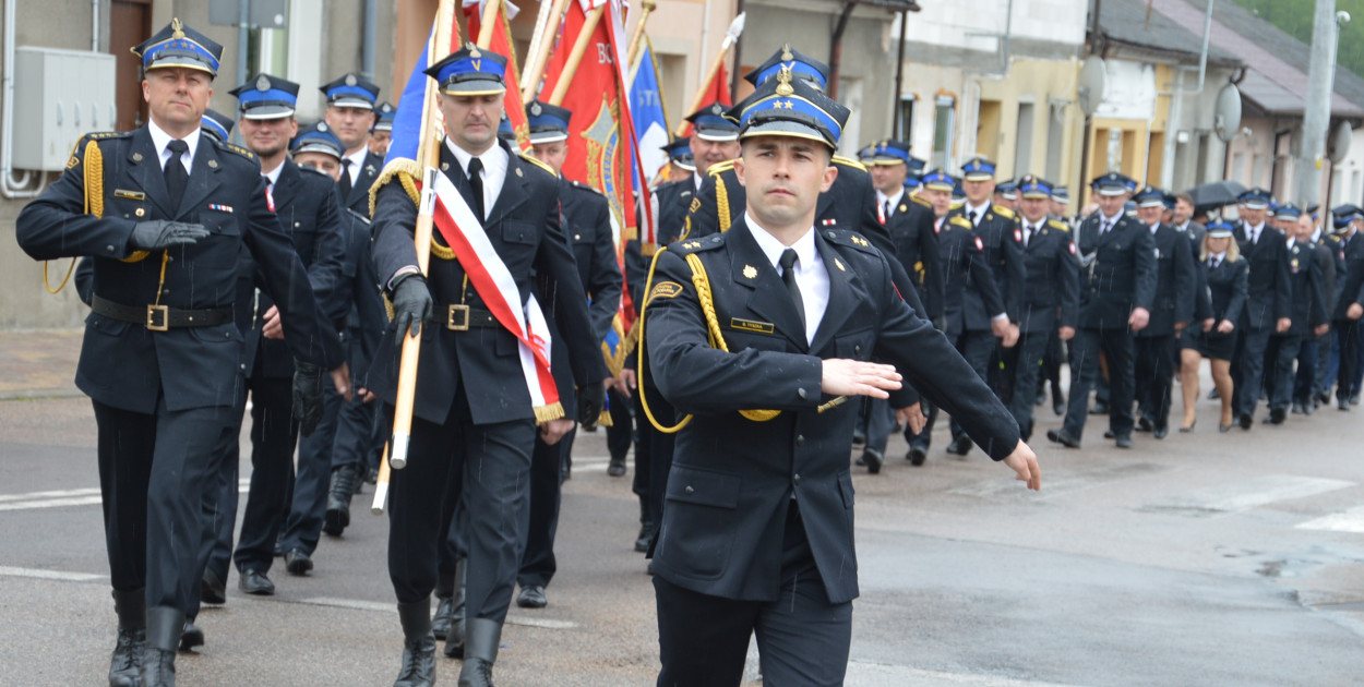 Podczas dzisiejszej uroczystości wręczono strażakom awanse na wyższe stopnie. Symboliczne wyróżnienia otrzymało także kilku z zaproszonych gości. Impreza pierwotnie miała sie odbyć na Placu Wolności, ale z uwagi na warunki atmosferyczne została przeniesiona do komendy PSP w Kolnie