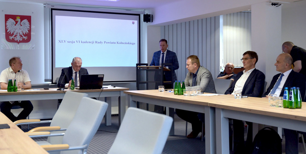 Praktycznie na każdym posiedzeniu Zarządu omawiamy te sprawy i zastanawiamy się jakie znaleźć rozwiązanie, ale tak jak mówiłem, nie wszystko zależy od nas, a my musimy znaleźć wyjście z sytuacji. Myślę że w ciągu tego roku jakieś rozwiązanie znajdziemy – mówi Tadeusz Klama (fot. powiat Kolno)