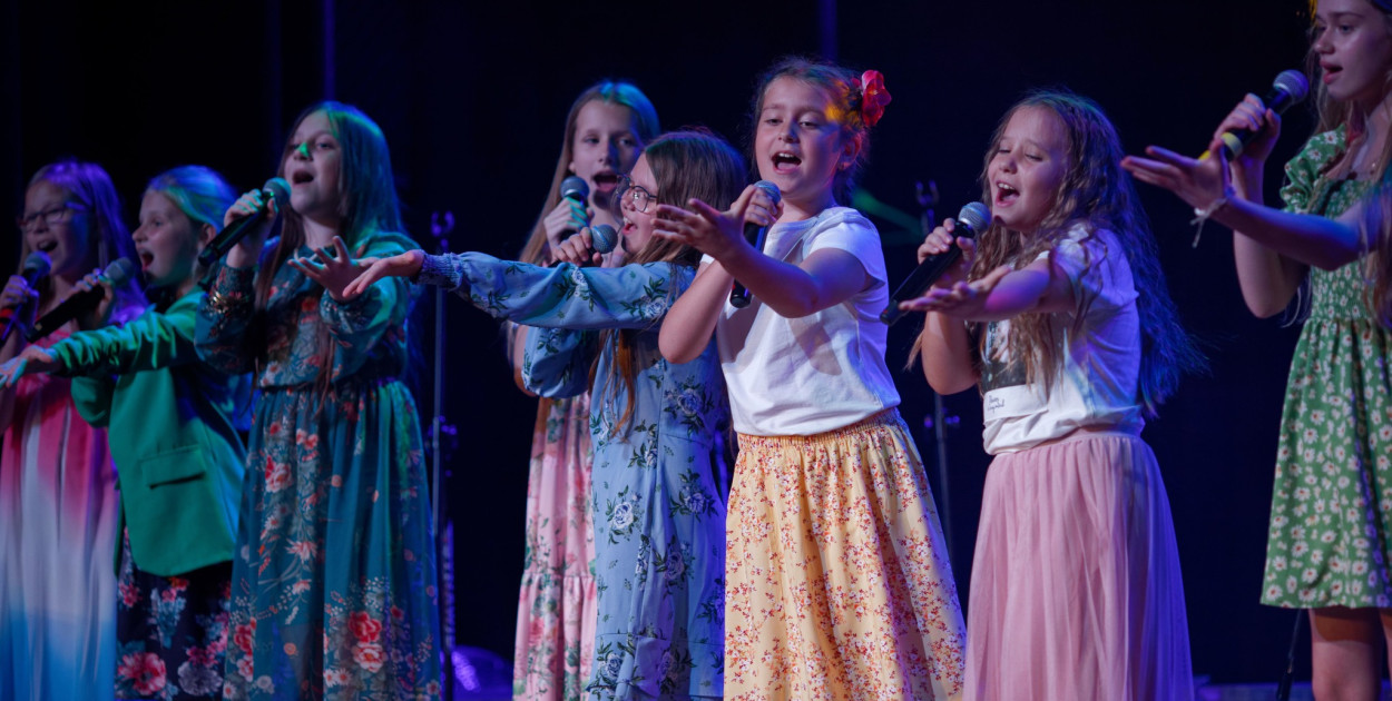 Koncert poprowadziły Nadia Podeszwik oraz Eliza Darmetko z młodzieżowego zespołu DTM (Fot. Łukasz Łukaszewicz/KOKiS)