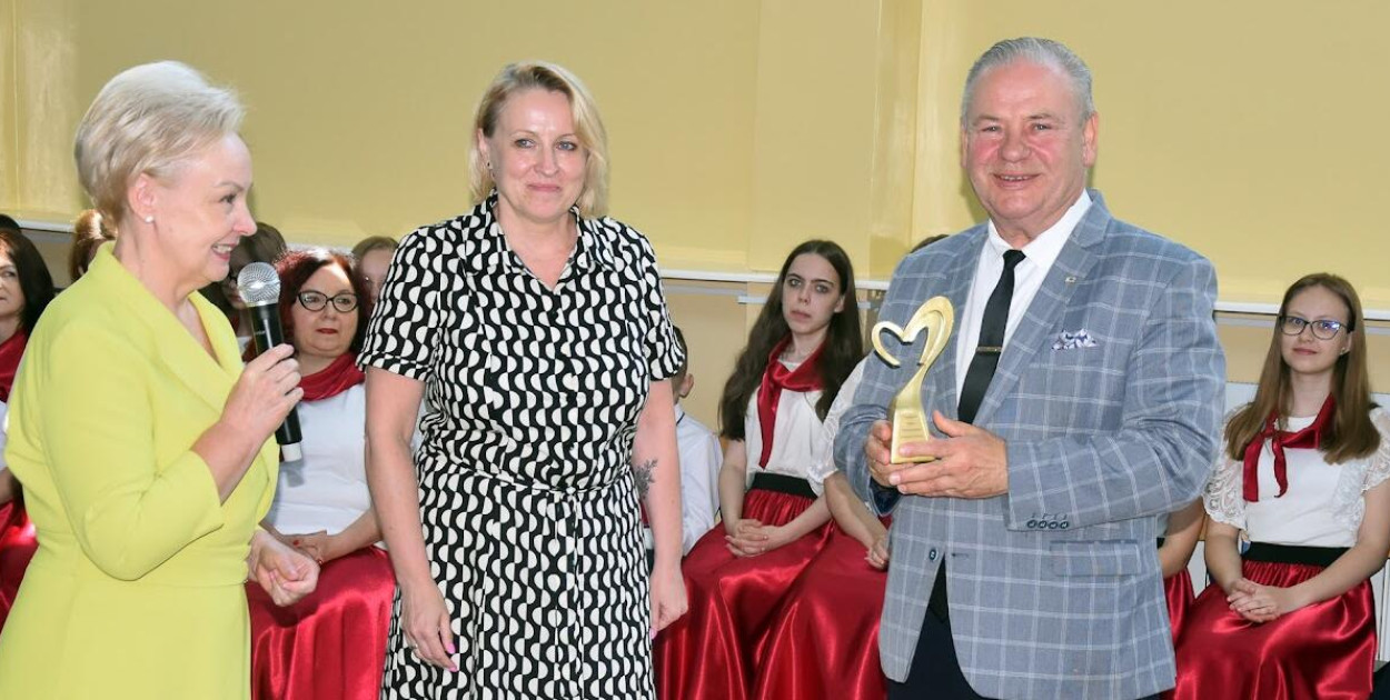 Przyjaciele szkoły w Małym Płocku, do których zaliczony został m.in. wicemarszałek Marek Olbryś, w podzięce otrzymali specjalne statuetki, a nie mniej radości dostarczyły im sześciolatki tańczące walca i rock and rolla oraz chór i soliści w bogatym w przeboje koncercie