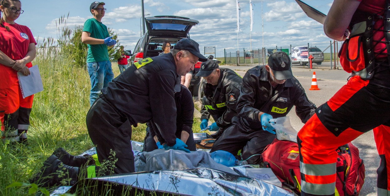 Organizatorem manewrów były jednostko OSP Kolno, Czerwone, Zabiele i Kolneńska Grupa Pierwszej Pomocy. Organizatorzy dziękują za okazane wsparcie finansowe dla Miasta Kolno, Gminy Kolno, Banku Spółdzielczego w Kolnie i Auto-Naprawa Rafał Piwowarski(Fot. Archiwum OSP Kolno)