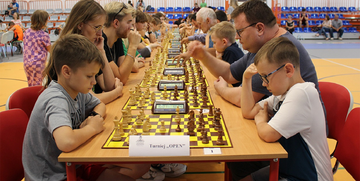 Turniej zorganizowany przez Gminny Ośrodek Kultury i Sportu w Stawiskach, przy współpracy z Akademią Szachową Sobocińscy z Łomży, odbył się 24 czerwca na Hali Sportowej w Stawiskach