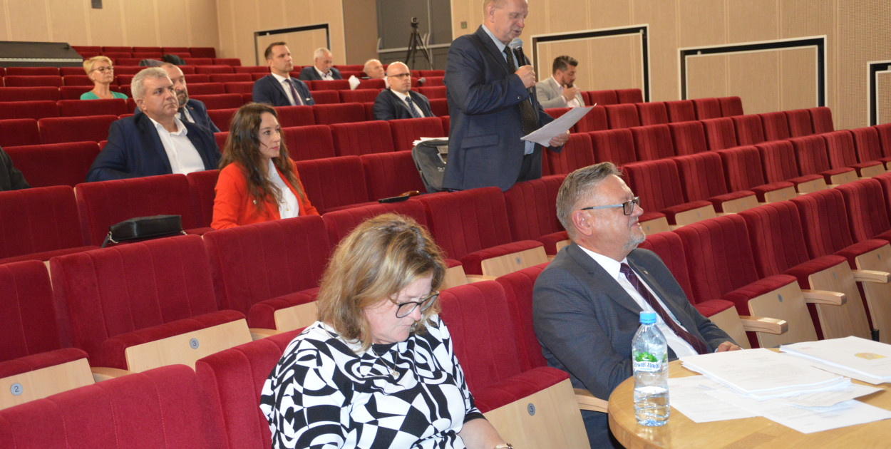 Na obrady przybyło 15 samorządowców, którzy jednogłośnie podjęli uchwałę absolutoryjną. Poparcia Burmistrzowi Miasta Kolno Andrzejowi Dudzie udzielono po przedstawieniu sprawozdania z wykonania budżetu miasta oraz sprawozdania finansowego za 2022 r. składającego się z: bilansu z wykonania budżetu miasta i łącznego bilansu obejmującego dane wynikające z bilansów miejskich jednostek budżetowych