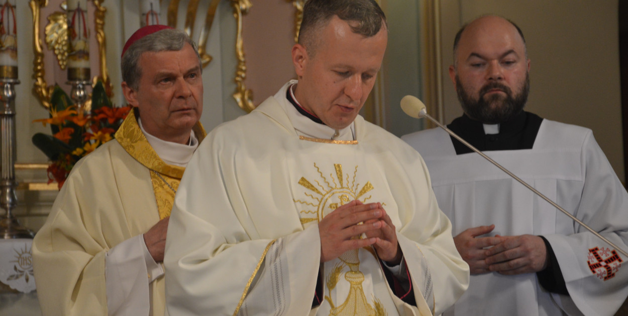 Wprowadzenia na urząd ks. kan. Tomasza Grabowskiego dokonał podczas uroczystej Eucharystii ks. bp Tadeusz Bronakowski, biskup pomocniczy diecezji łomżyńskiej