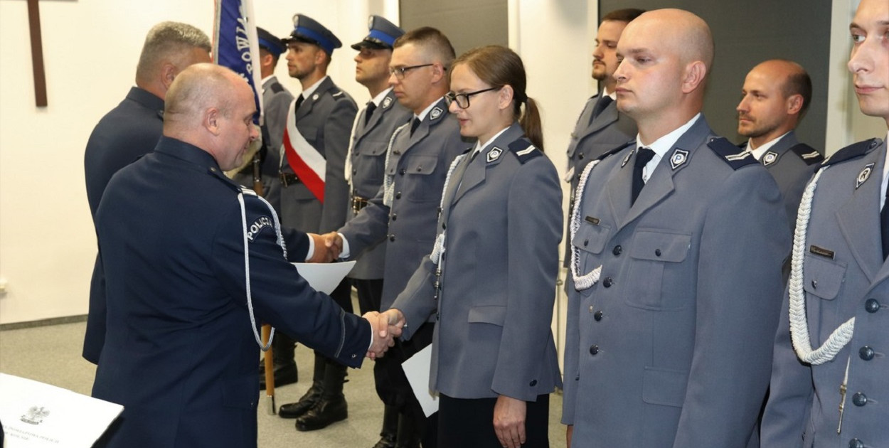 W Komendzie Powiatowej Policji w Kolnie odbyła się uroczysta zbiórka z okazji obchodów 104. rocznicy powstania Polskiej Policji. Awanse na wyższe stopnie służbowe otrzymało 18 kolneńskich policjantów. Była to doskonała okazja, aby podziękować funkcjonariuszom i pracownikom Policji za ich codzienne zaangażowanie i służbę na rzecz bezpieczeństwa mieszkańców powiatu kolneńskiego (fot. KPP Kolno)