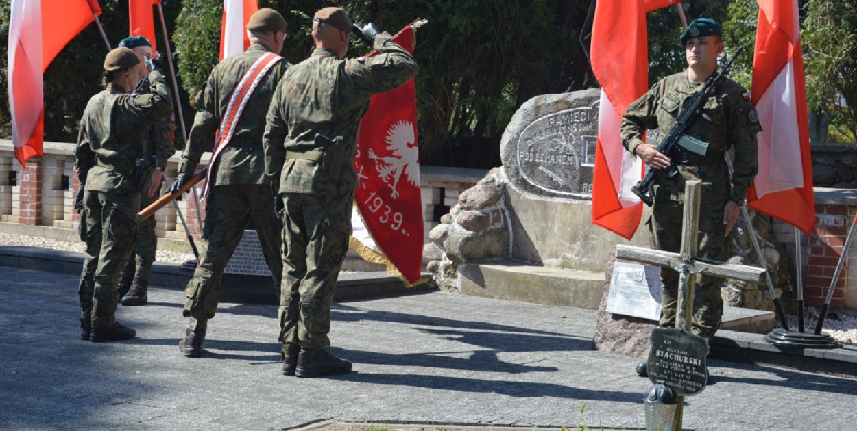 Chwała polskiego oręża sprzed 103 lat, zwana „Cudem nad Wisłą” zapisała się na kartach historii, jako przełomowa bitwa w dziejach świata. Wiktoria warszawska powstrzymała bolszewicką nawałę.  Wysiłek naszych przodków zdecydował o wolności Polski i całej Europy. Na pamiątkę zwycięskiej bitwy stoczonej 15 sierpnia, Sejm w 1992 r. ustanowił państwowe święto Sił Zbrojnych Rzeczypospolitej Polskiej