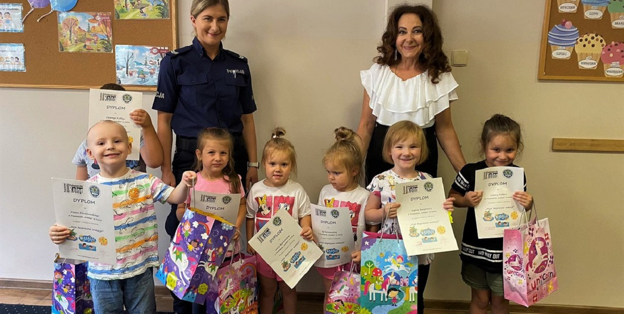 Warunkiem uczestnictwa było wykonanie pracy plastycznej ukazującej bezpieczne zachowania nad wodą. Autorzy zwycięskich prac otrzymali dzisiaj pamiątkowe dyplomy i nagrody (fot. KPP Kolno)