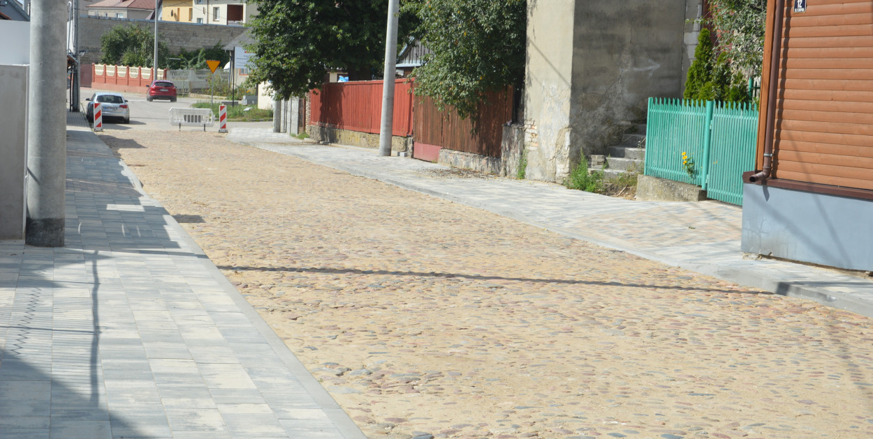 Wykonawca inwestycji ma czas do końca września 2023r. Został więc mu miesiąc na poprawki. Chodzi głównie o połączenie ulicy Chopina z ulicą Żeromskiego. Prawdopodobnie firma będzie musiał wykonać mały rynsztok w tym miejscu