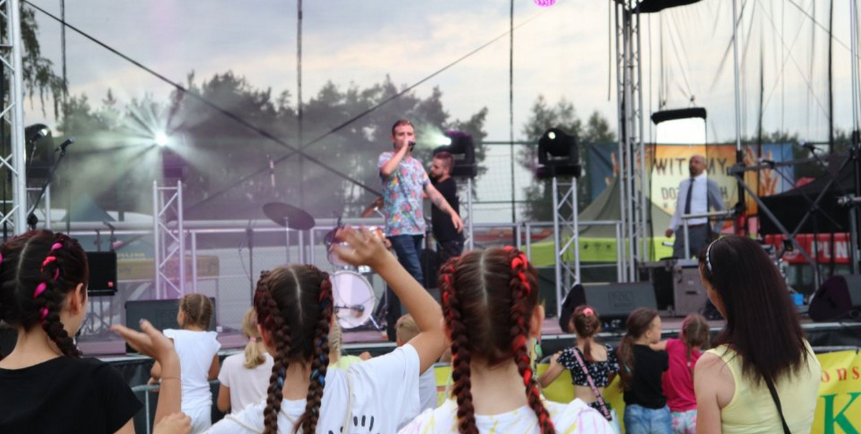 W części artystycznej dożynek na scenie wystąpiły zespoły śpiewacze współpracujące z Centrum Kultury Gminy Kolno: Zespół Ludowy Czerwieniacy, Zespół Borkowiacy, zespół z Klubu Seniora w Borkowie  i solistki Kamila i Julia Wyka. Gościnnie wystąpił Zespół Grabowianie z sąsiedniej gminy Grabowo oraz zaprzyjaźniona z naszą gmina orkiestra OSP z Przasnysza, która tradycyjnie też poprowadziła korowód dożynkow