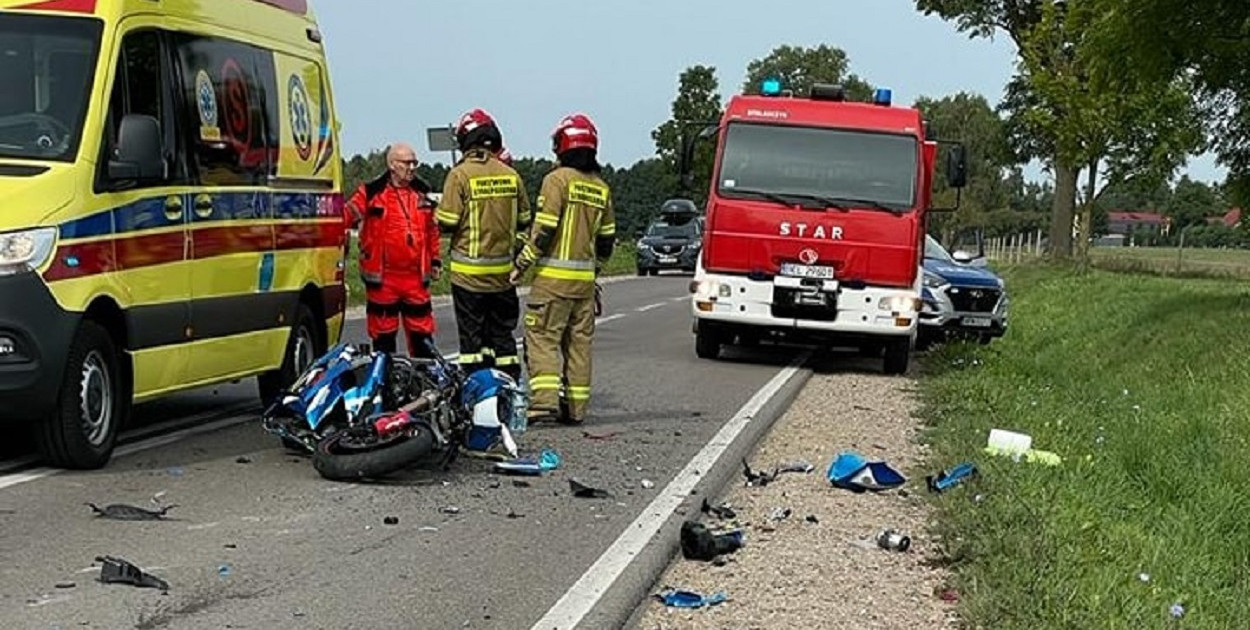 Kierujący autem na holenderskich numerach rejestracyjnych, skręcając ze Starego Rakowa na drogę w kierunku Kolna, nie ustąpił pierwszeństwa motocykliście także jadącemu w kierunku Kolna. Kierowca motocykla nie zdołał wyhamować i uderzył w tył auta. Z obrażeniami głowy i nadgarstka został zabrany przez Zespół Ratownictwa Medycznego do szpitala (Fot. OSP Mały Płock)