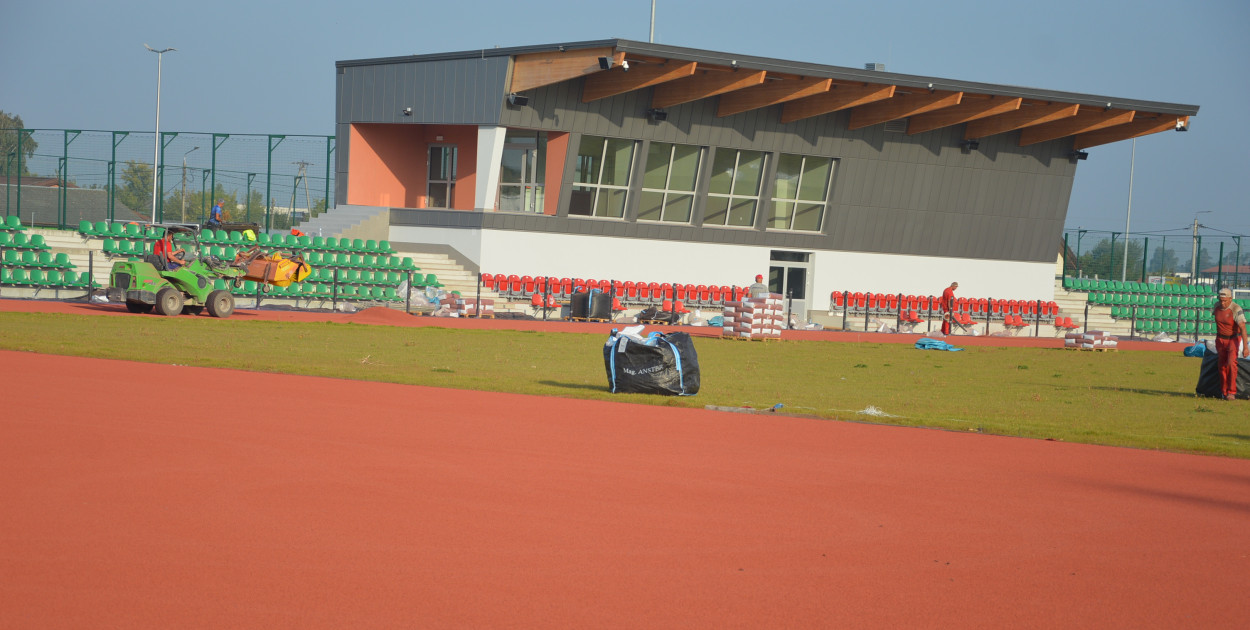 Na remont stadionu sportowcy i kibicie czekali prawie 50 lat. Murawa była w opłakanym stanie, a ze względu na zły stan techniczny trybun, mecze rozgrywane są bez udziału kibiców