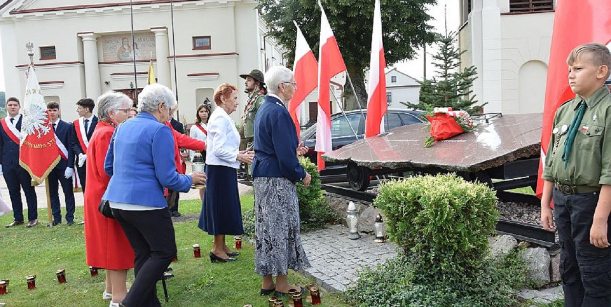 Zgromadzonym o tragicznych losach wielu Polaków, również na przykładzie swojej rodziny, przypomniał dziekan kolneński ks. Tomasz Grabowski. Kapłan mówił o cierpieniu Sybiraków, które przyszło im znosić, i o ich życiu na wywózce, które naznaczone było śmiercią wielu zesłanych (fot. A. Konopka)