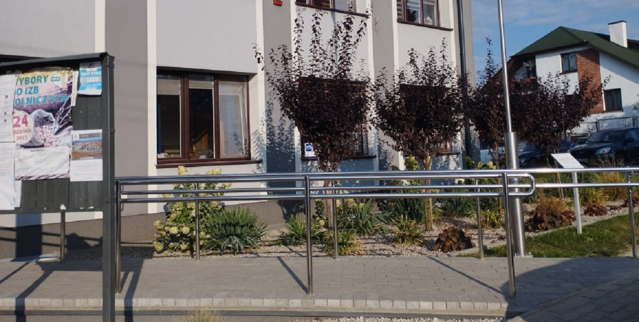 Gmina Grabowo zakończyła przedsięwzięcie grantowe - „Dostosowanie budynku administracyjnego Urzędu Gminy Grabowo dla osób niepełnosprawnych” (Fot. Archiwum UG Grabowo)