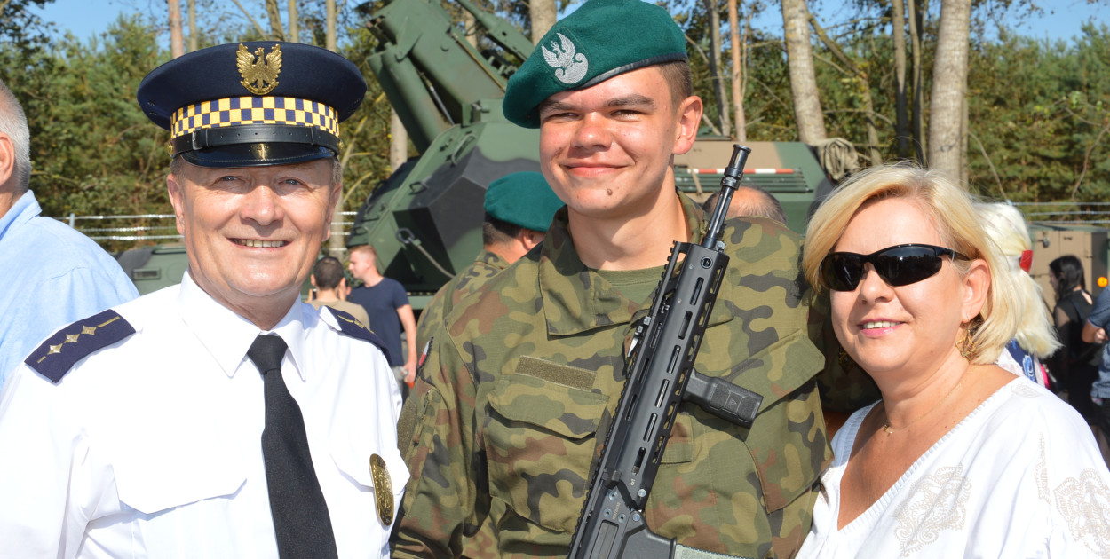 Ci, którzy dziś w Kolnie złożyli przysięgę i wstąpili w szeregi Wojska Polskiego dalsze szkolenie będą kontynuować w batalionie zmotoryzowanym nowo formowanej Brygady Zmotoryzowanej 1 Dywizji Piechoty Legionów. Zakończenie pierwszego etapu szkolenia to nie tylko zakończenie szkolenia zasadniczego, to przede wszystkim wypowiedzenie słów Roty - deklaracji oddania wobec Ojczyzny