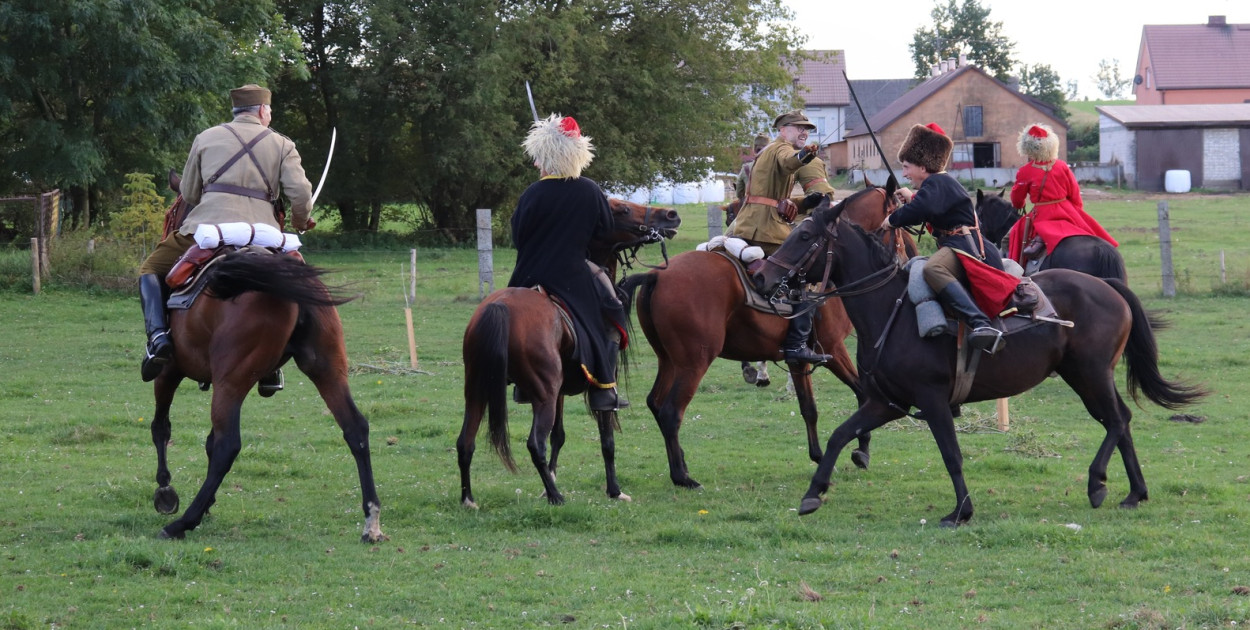 Nie zabrakło pokazów w wykonaniu Grupy Rekonstruktorów Konnych „Zagończycy” z Kolna wspieranych przez przyjaciół ze Szwadronu Kawalerii w Piszu i Towarzystwa Miłośników Kawalerii i Jazdy Dawnej, którzy dodatkowo, by zaprezentować nowe stroje oraz pełen wachlarz umiejętności,  pokazali zgromadzonym potyczkę z Kozakami (Fot. Archiwum UG Kolno)