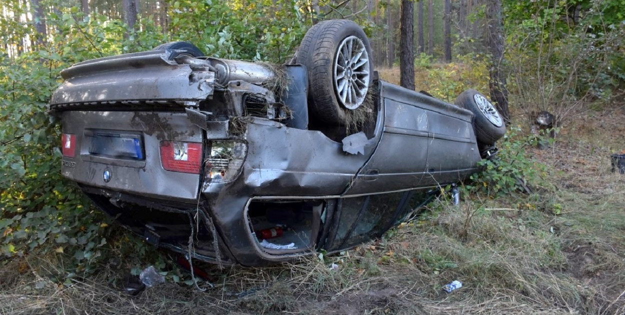 Policjanci pracowali na miejscu wypadku drogowego, do którego doszło na trasie Pisz- Jeże. Jeden pasażer jadący BMW trafił do szpitala, a drugi był poszukiwany (fot. KPP Pisz)