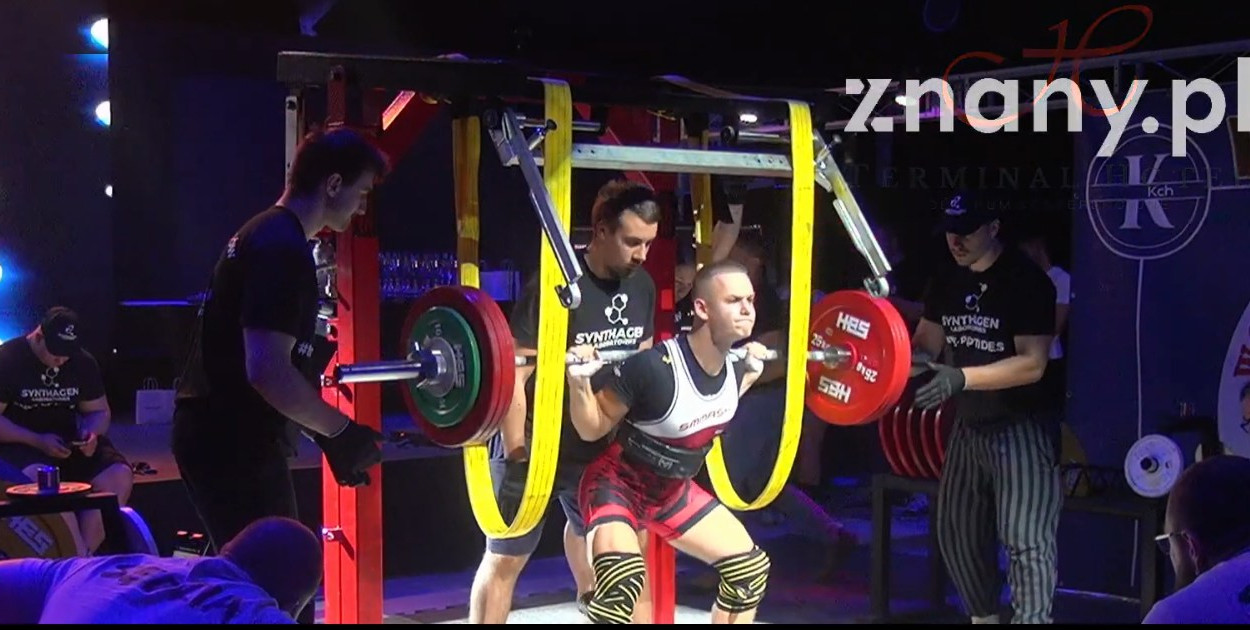 Alan startował w kategorii 16-17 lat do 75 kg masy ciała. W trzech konkurencjach składających się na trójbój siłowy uzyskał następujące wyniki: przysiad 190 kg, wyciskanie leżąc 112,50 kg, martwy ciąg 190 kg. Dało to łącznie 492,50 kg i 389,43 punktów Fot. CKGK