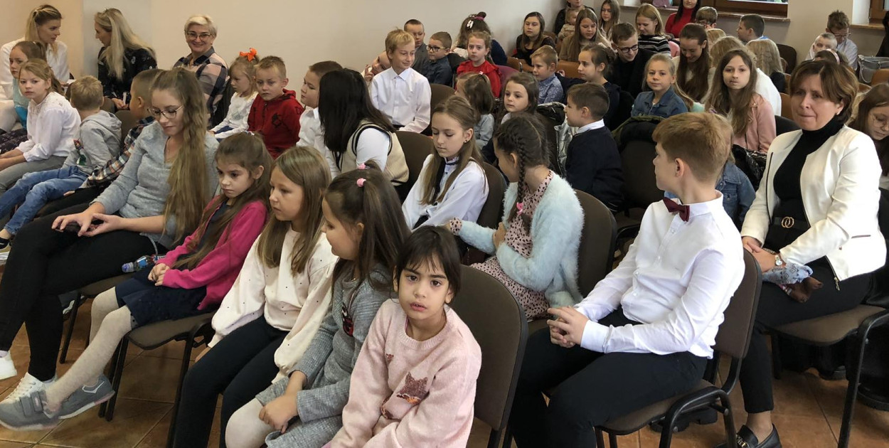 Nagrody zakupiono ze środków Gminnego Programu Profilaktyki i Rozwiązywania Problemów Alkoholowych i Przeciwdziałania Narkomanii na lata 2022 – 2023 oraz dotacji Banku Spółdzielczego w Kolnie (fot. archiwum Biblioteki w Borkowie)