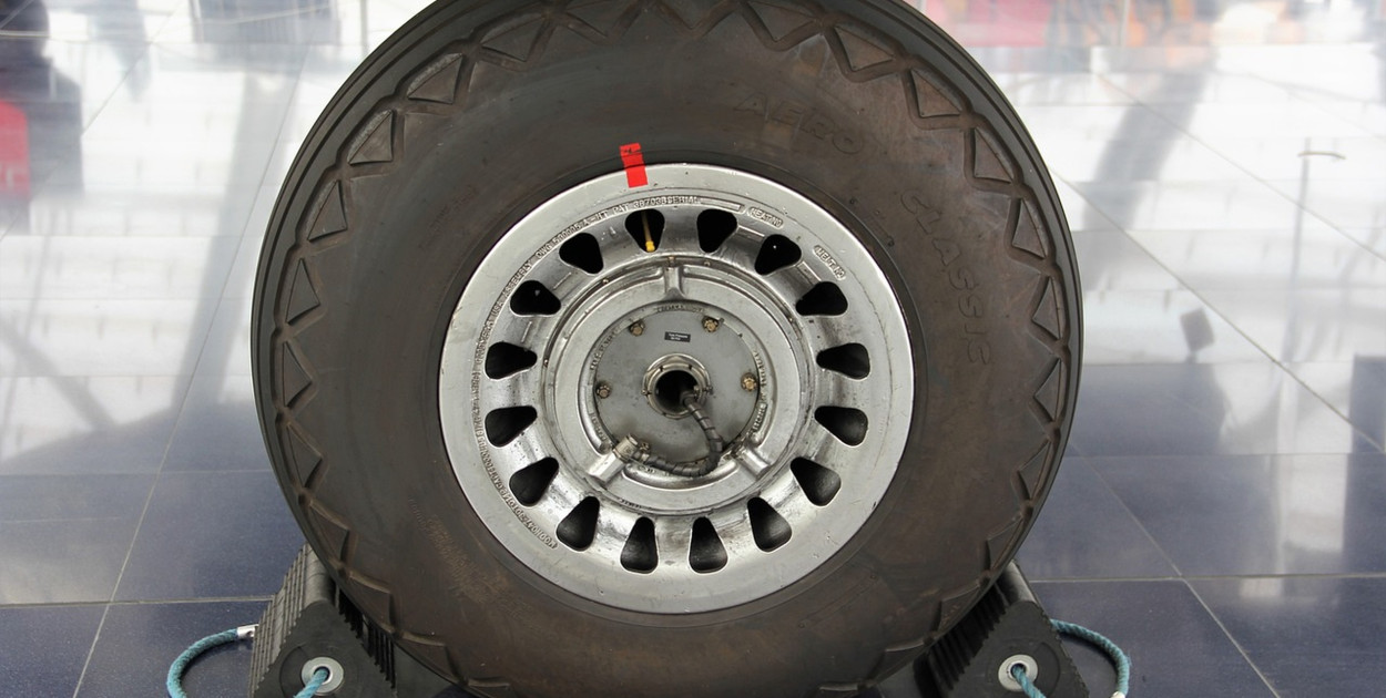 Jakie powinny być kliny pod koła, by zapewniały bezpieczeństwo postoju?