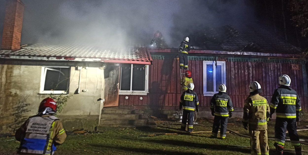 Bezlitosny żywioł pozbawił nas dorobku życia w ciagu jednej nocy. Straciliśmy dach nad głową, wyposażenie, meble i ubrania. Straty są ogromne! Odbudowa naszego domu najprawdopodniej nie będzie możliwa, a my będziemy musieli stworzyć sobie nowe miejsce do życia - pisze rodzina z Ciemianki (Fot. OSP Ławsk)