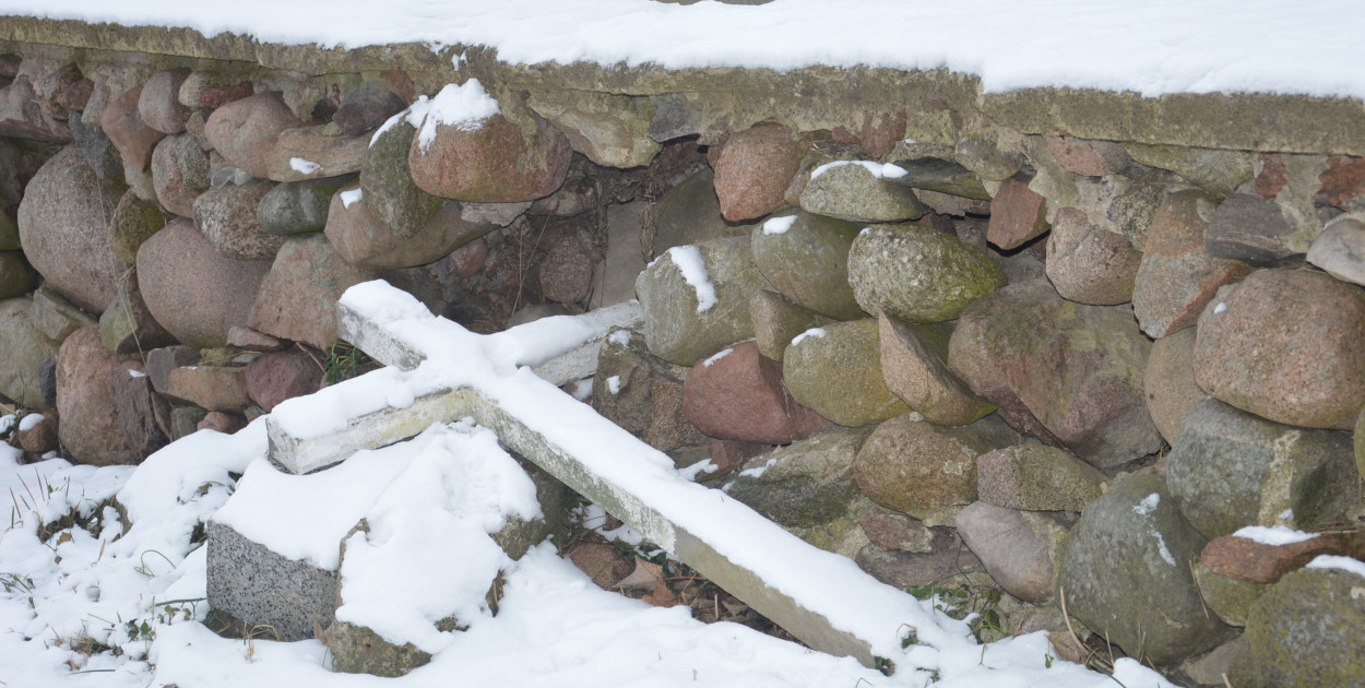 Cmentarz położony jest na planie prostokąta – całkowita powierzchnia wynosi 3,4 hektara. Otoczony murem z kamienia polnego połączonego zaprawą cementową,  zbudowanym w 1868 roku
